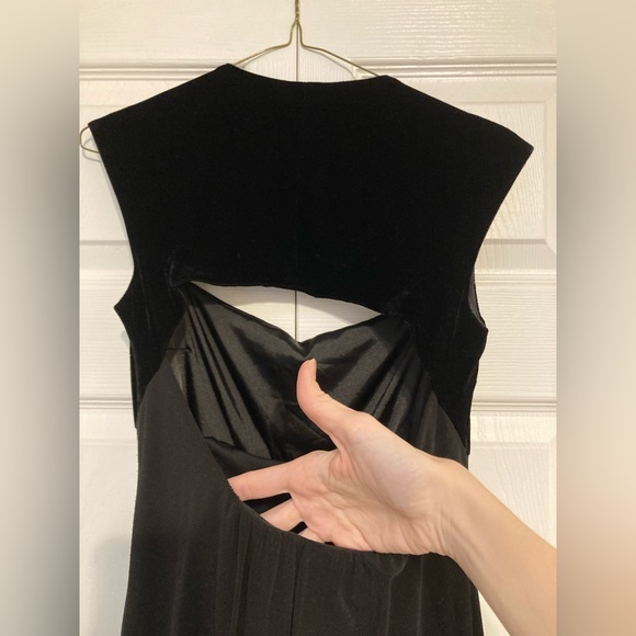 Black Velvet Empire Waist Keyhole Back Dress, Laundry by Shelli Segal - Picture 6 of 7
